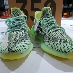 NWT YEEZY 350 V2 YEEZREEL DEADSTOCK SIZE 10.5